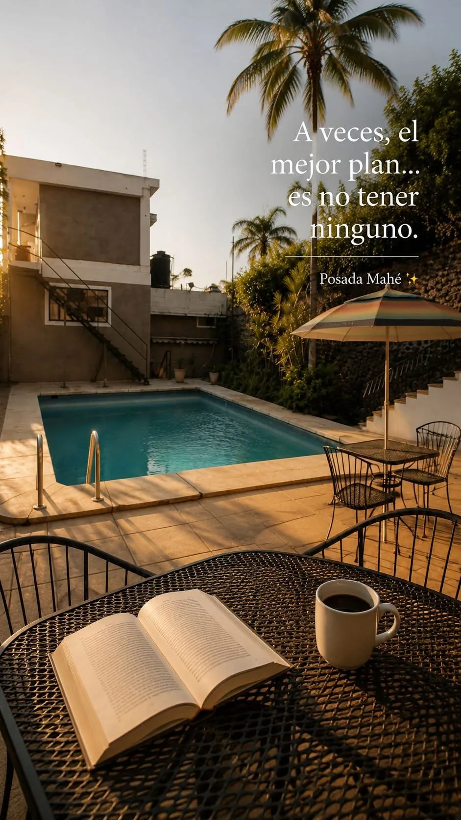 Mesa con libro y café junto a la alberca