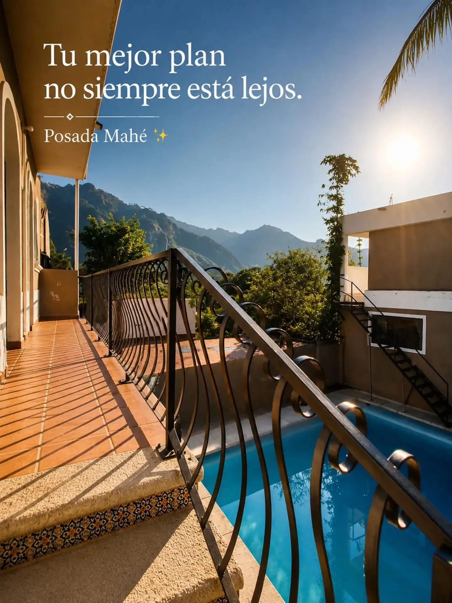 Terraza y alberca de Posada Mahé con vista a las montañas